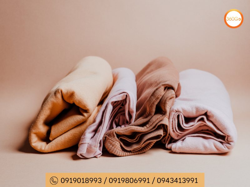 Cuộn tròn quần áo thay vì gấp để tiết kiệm diện tích vali - Du lịch 360Go